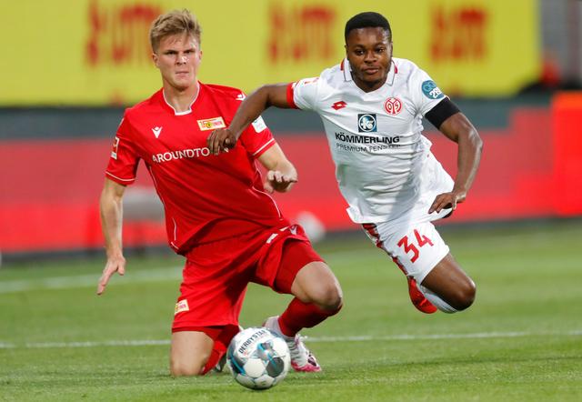 抽象，特朗普晒和C罗踢球的AI生成视频：C罗很聪明也很酷（特朗普晒AI合成与C罗踢球视频：称C罗聪明又酷）