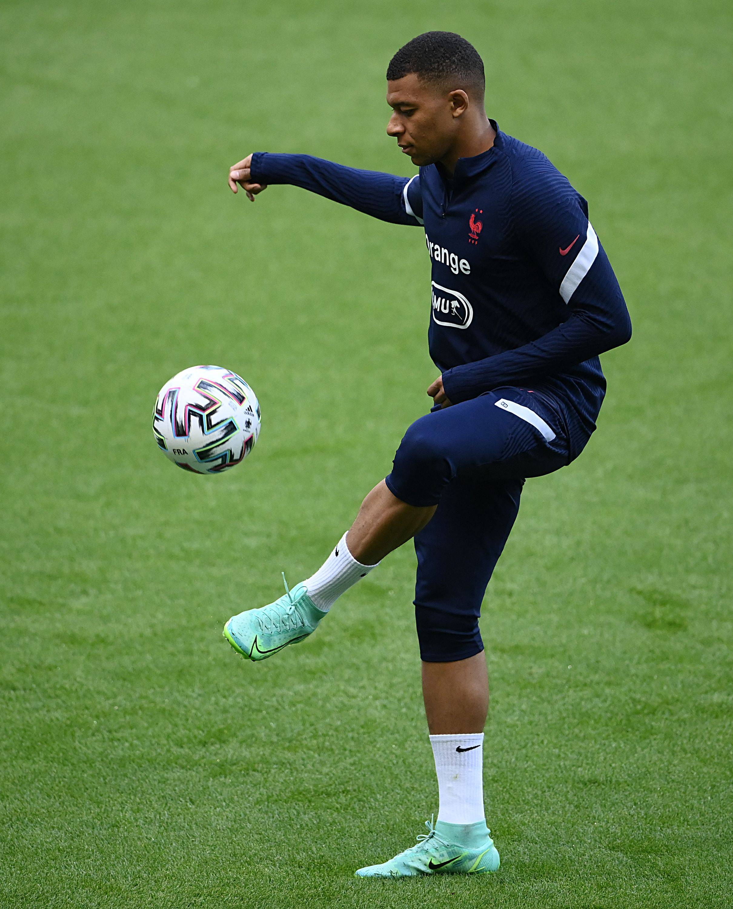 足球报：申花将利用今年最后两场亚冠来决定人员的去留（足球报：申花将以年内最后两场亚冠为考察依据确定人员去留）