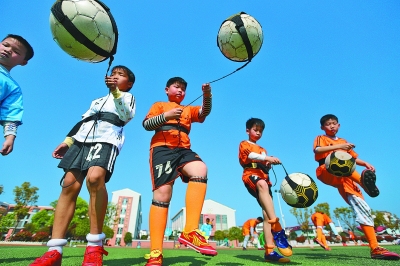德甲半场：勒威林重炮世界波，斯图加特暂2-0云达不莱梅（德甲半场战报：勒威林远射世界波，斯图加特2-0领先云达不莱梅）