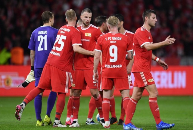 世体：预计有3400名法兰克福球迷远征巴萨，其中1000人没票（世体：法兰克福预计有3400名球迷赴巴萨客场，其中1000人无票）